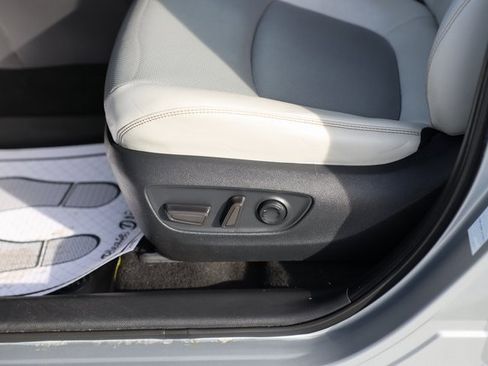 Used 2020 Toyota RAV4 Limited image 19