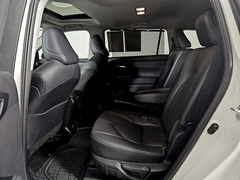 Used 2021 Toyota Highlander XLE FWD image 11