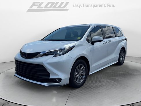 Used 2025 Toyota Sienna XLE FWD image 3