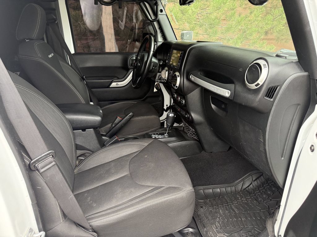 Used 2017 Jeep Wrangler Unlimited Rubicon w/ Connectivity Group AWD/4WD image 7