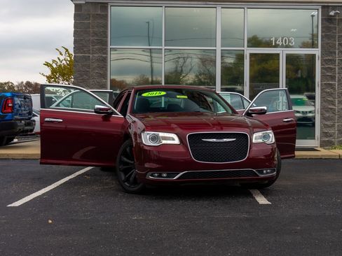 Used 2018 Chrysler 300 Touring L image 3