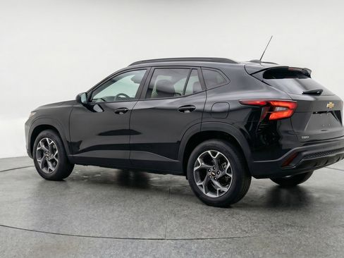 Used 2025 Chevrolet Trax LT FWD image 6