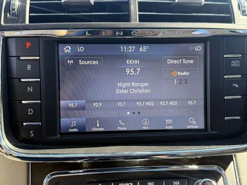 Used 2020 Lincoln Continental w/ Premium Package image 24