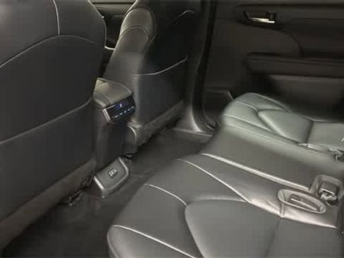 Used 2022 Toyota Highlander XLE image 28
