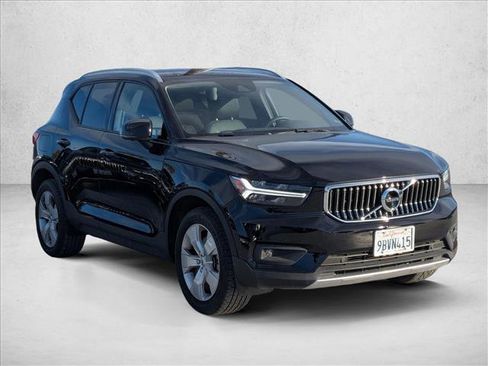 Used 2022 Volvo XC40 T5 Momentum image 3