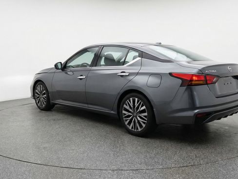Used 2025 Nissan Altima 2.5 SV FWD image 6