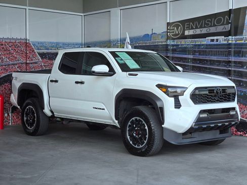 Certified 2025 Toyota Tacoma TRD Off-Road AWD/4WD image 1