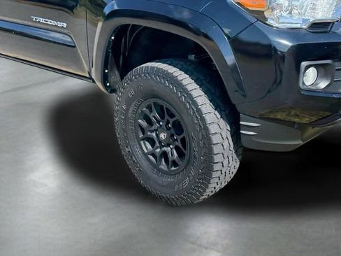 Used 2020 Toyota Tacoma SR5 AWD/4WD image 9