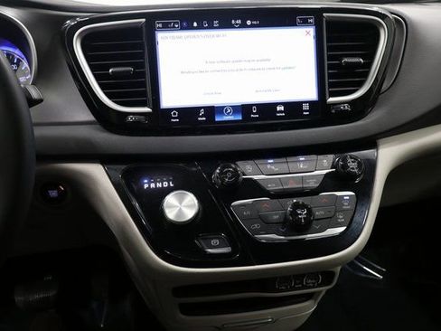 Certified 2024 Chrysler Pacifica Touring-L FWD image 22