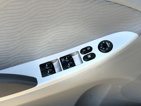 Used 2013 Hyundai Accent GLS w/ Premium Pkg image 34