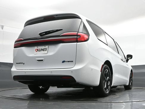 Used 2024 Chrysler Pacifica Limited FWD image 37