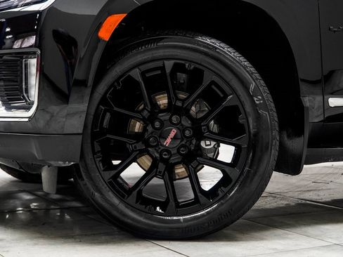 Used 2024 GMC Yukon XL SLT w/ SLT Premium Package image 3