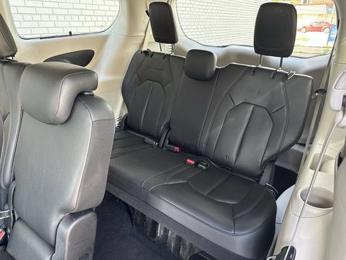 Used 2017 Chrysler Pacifica Touring-L FWD image 14