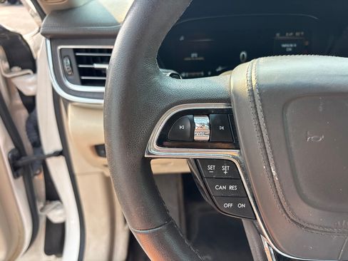 Used 2017 Lincoln Continental Premiere FWD image 17