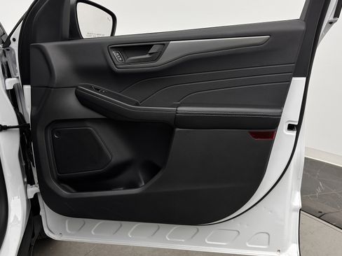 Used 2025 Ford Escape Active image 32