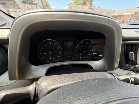 Used 2018 Toyota RAV4 XLE FWD image 24