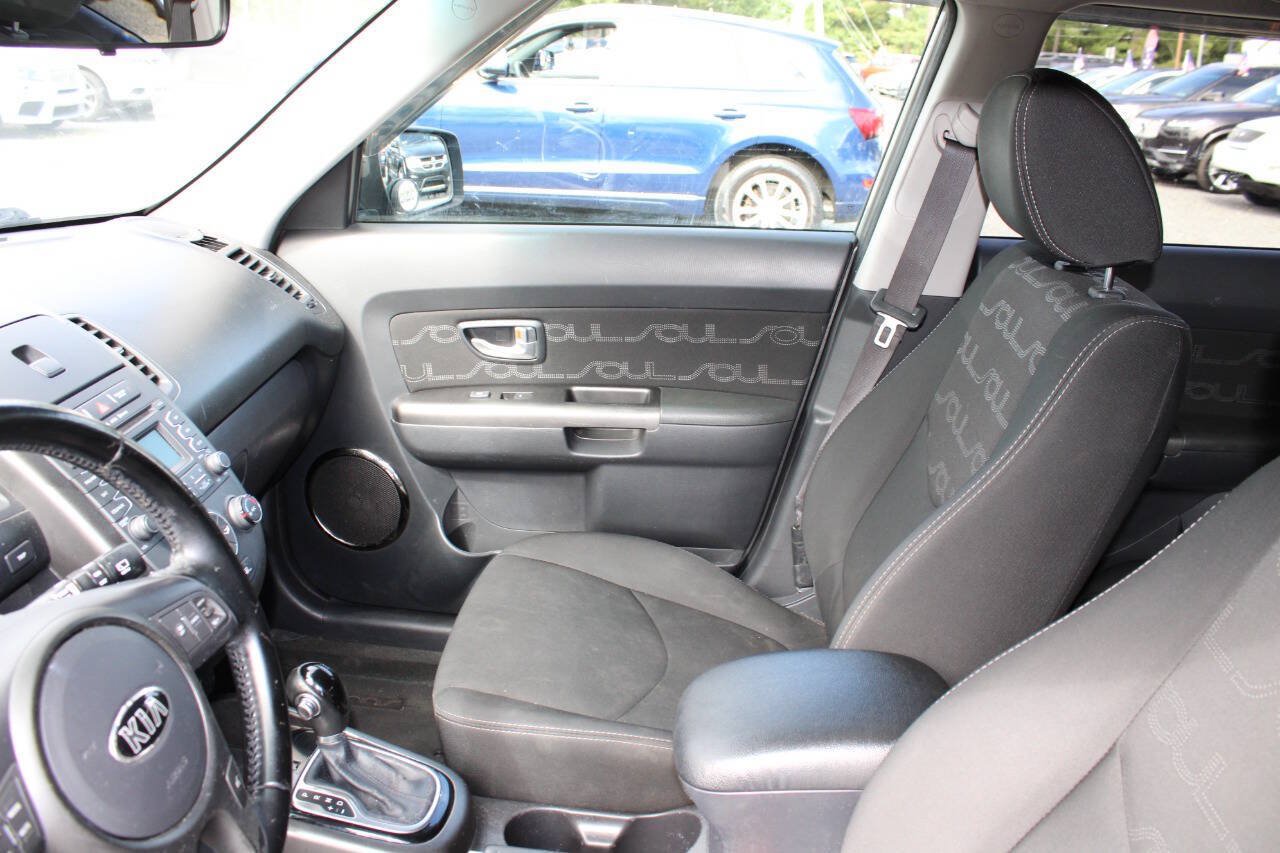 Used 2013 Kia Soul + FWD image 12
