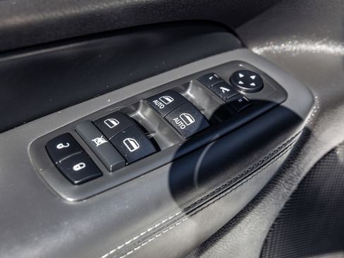 Used 2020 Jeep Grand Cherokee Overland AWD/4WD image 10