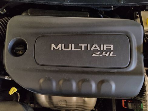 Used 2019 Jeep Cherokee Limited w/ Technology Group FWD image 30