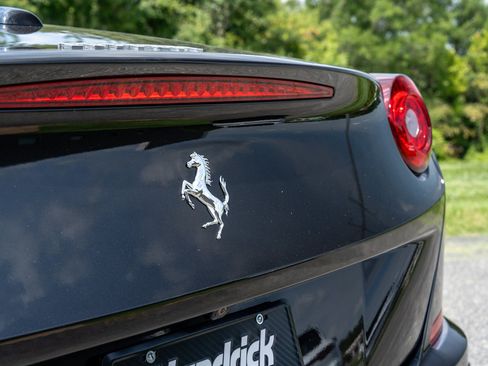 Used 2018 Ferrari California T RWD image 16
