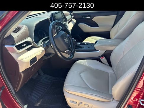 Used 2020 Toyota Highlander XLE FWD image 3