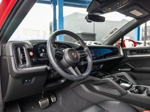 Used 2025 Porsche Cayenne S image 4