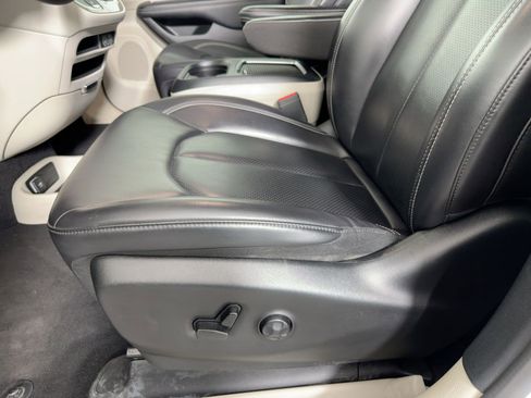 Used 2023 Chrysler Pacifica Touring-L image 12