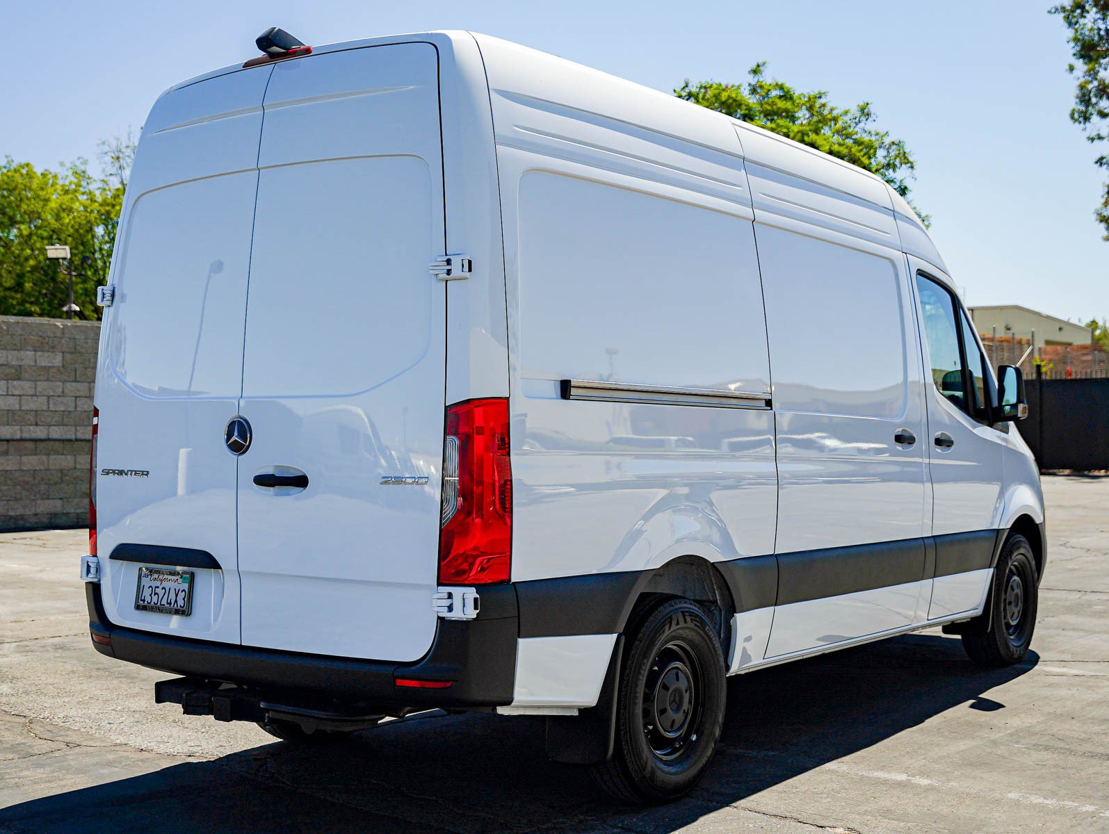 Used 2025 Mercedes-Benz Sprinter 2500 image 4