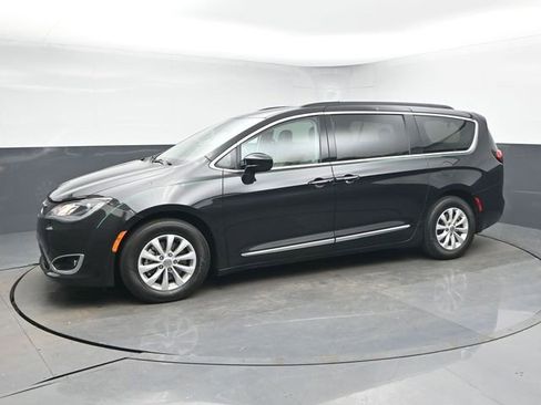 Used 2017 Chrysler Pacifica Touring-L image 4