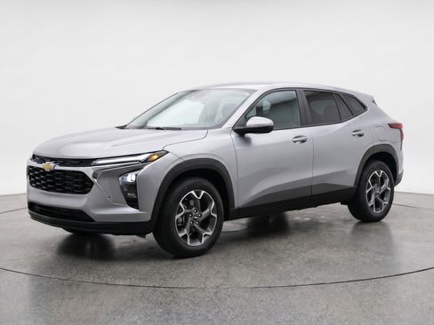 Used 2025 Chevrolet Trax LT FWD image 3