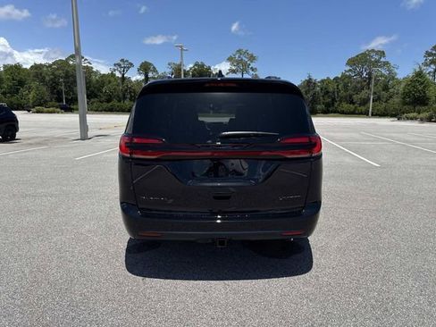 New 2027 Chrysler Pacifica Limited FWD image 4