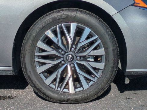 Used 2024 Nissan Altima 2.5 SV image 11