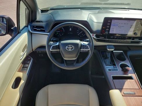 Used 2024 Toyota Sienna XLE FWD image 16
