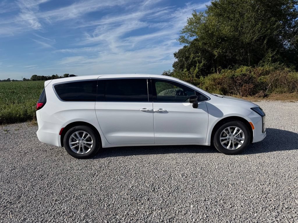 New 2027 Chrysler Pacifica Select FWD image 21