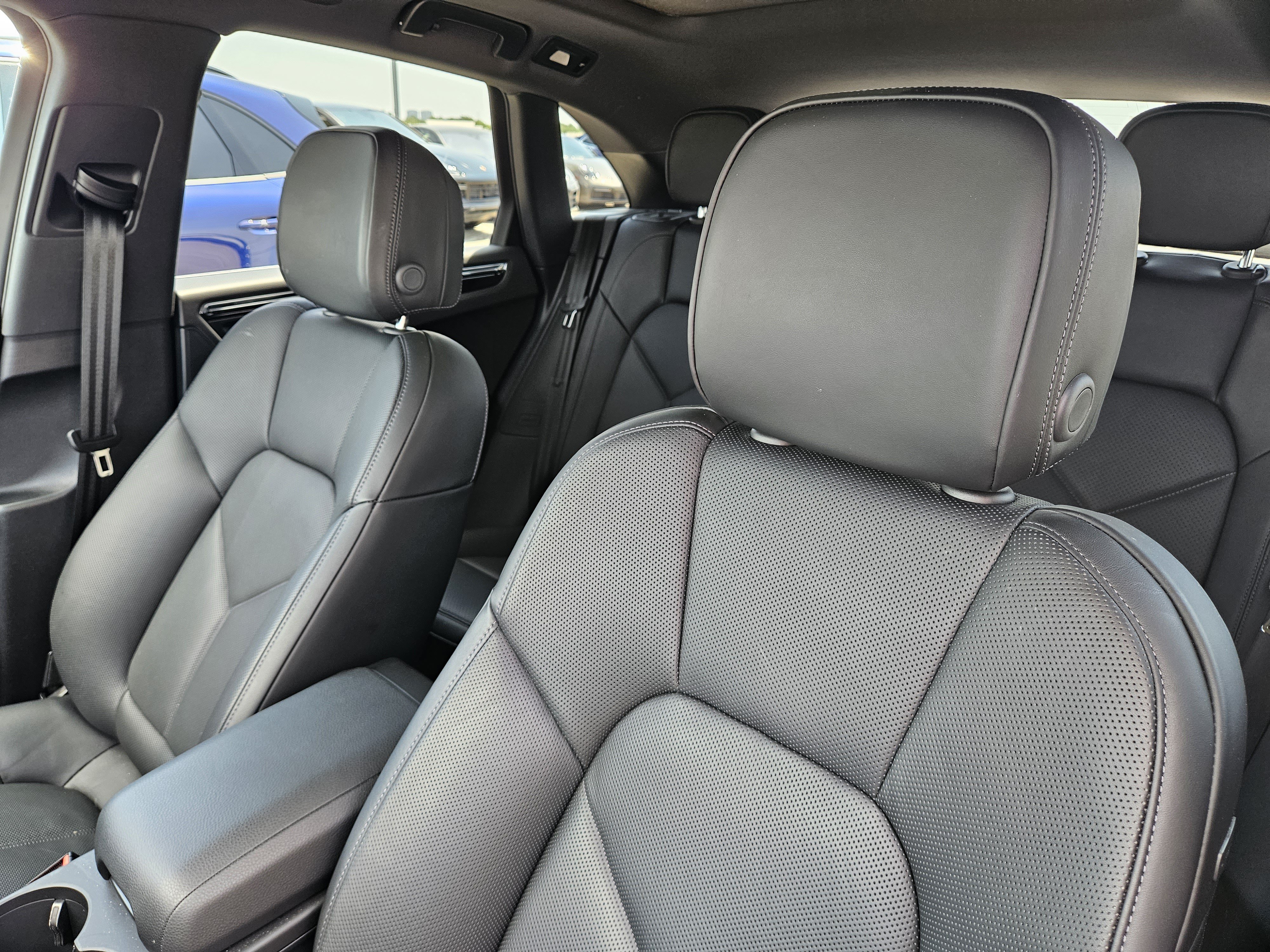 Certified 2026 Porsche Macan AWD/4WD image 6