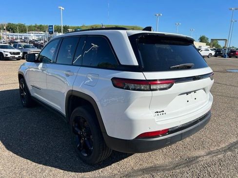 Used 2022 Jeep Grand Cherokee Altitude AWD/4WD image 6