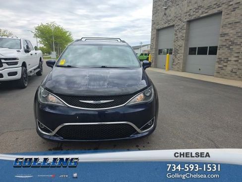 Used 2017 Chrysler Pacifica Touring-L w/ Tire & Wheel Group FWD image 1