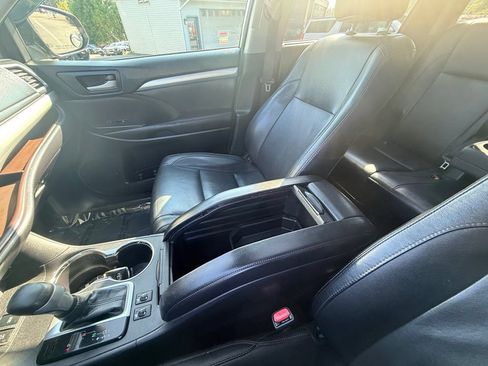 Used 2018 Toyota Highlander XLE AWD/4WD image 26