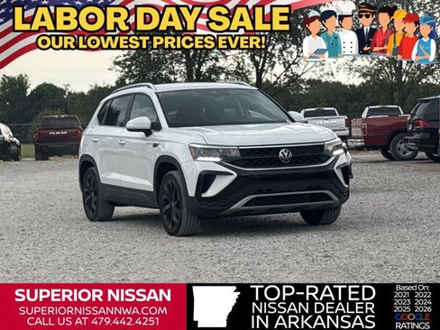 Used 2023 Volkswagen Taos SE w/ Black Wheel Package FWD image 1