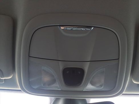 Used 2019 Jeep Cherokee Latitude Plus w/ Comfort/Convenience Group image 22