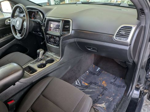 Used 2018 Jeep Grand Cherokee Laredo RWD image 28