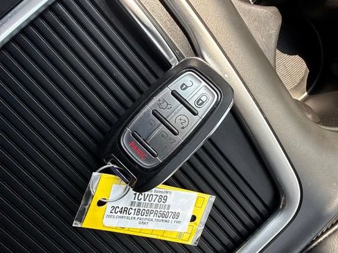 Used 2023 Chrysler Pacifica Touring-L FWD image 5