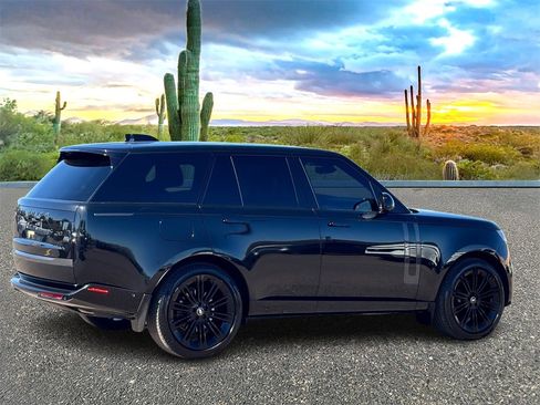 Used 2025 Land Rover Range Rover SE image 3
