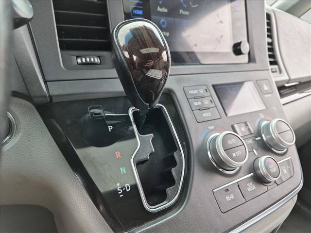 Used 2015 Toyota Sienna XLE FWD image 12