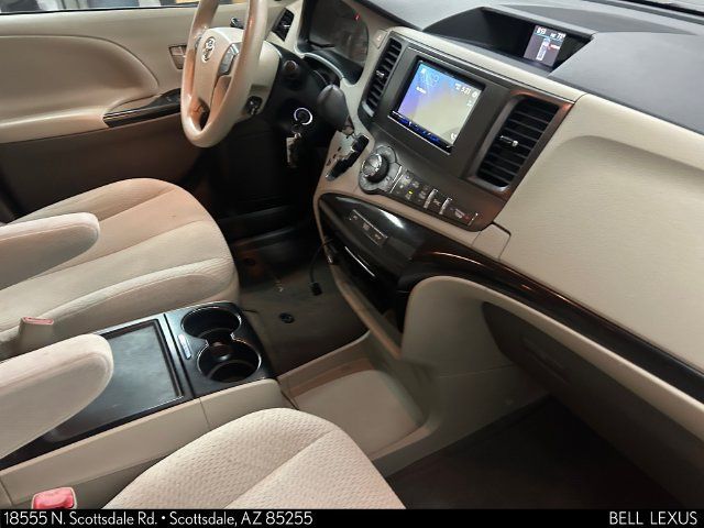 Used 2013 Toyota Sienna LE w/ Towing Pkg FWD image 13