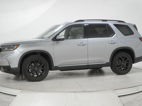 Certified 2025 Honda Pilot Touring image 5