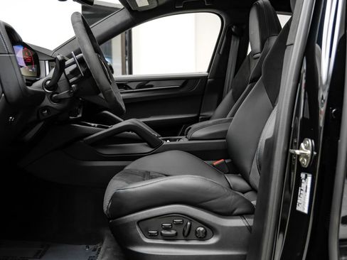 Used 2025 Porsche Cayenne GTS AWD/4WD image 8