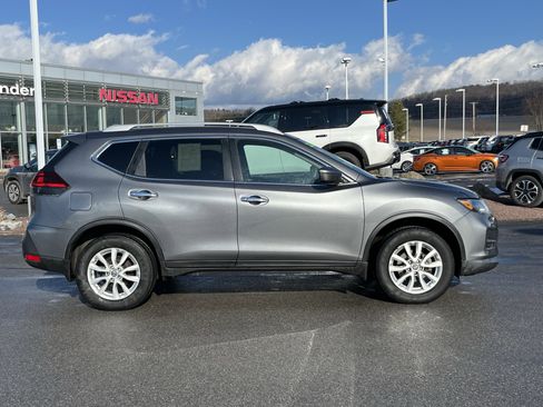 Used 2018 Nissan Rogue SV image 2