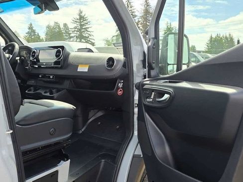 Used 2025 Mercedes-Benz Sprinter 2500 image 10
