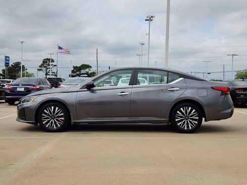Used 2024 Nissan Altima 2.5 SV FWD image 4